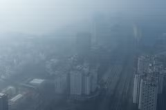 Les rues de Hanoï sont recouvertes d'une fine poussière. La capitale a mis en œuvre diverses mesures pour lutter contre la pollution atmosphérique, en particulier durant la saison sèche. Photo : VNA