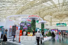 L'espace d'exposition présentant la « Marque nationale du Vietnam » suscite un vif intérêt tant auprès des visiteurs que des locaux. (Photo : VNA)