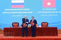 Le Premier ministre vietnamien Pham Minh Chinh et son homologue russe Mikhaïl Vladimirovitch Michoustine signent un communiqué conjoint sur les résultats de la visite officielle du Premier ministre russe au Vietnam (Hanoï, 14 janvier 2025). Photo : VNA