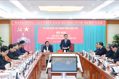 Le permanent du Secrétariat Tran Cam Tu a félicité Nguyen Duy Ngoc et Tran Sy Thanh pour la confiance que leur ont accordée le Comité central et le Bureau politique en leur confiant de nouvelles responsabilités. Photo : VNA