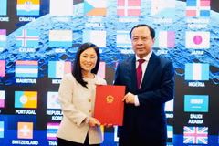 Le ministre des Sciences et des Technologies, Vu Hai Quan, reçoit le document des mains de l’ambassadrice des États-Unis au Vietnam, Jennifer Wicks. Photo : ministère des Sciences et des Technologies 