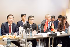 Le vice-ministre vietnamien de l’Industrie et du Commerce, Truog Thanh Hoài (2e, gauche), et le directeur général du Conseil mondial de l’énergie éolienne (GWEC), Ben Backwell, coprésident le séminaire. Photo : VNA