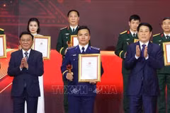 Le président de la République Luong Cuong remet personnellement plusieurs distinctions lors du 5ᵉ concours national d’essais politiques sur la défense de la pensée du Parti. Photo : VNA