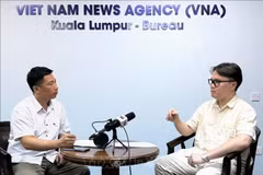Le chercheur Enzo Sim, spécialiste de l’histoire de l’Asie du Sud-Est et de la défense, répond aux questions d’un journaliste de l’Agence vietnamienne d’information (VNA). Photo d’archives : VNA 