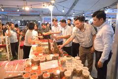 Des visiteurs lors d'une foire mettant à l'honneur des coopératives et des entreprises de la province de Ninh Binh. Photo : VNA