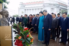 Le secrétaire général du Parti communiste du Vietnam et président de la République, To Lam, son épouse et une délégation vietnamienne de haut rang ont déposé des fleurs, le matin du 30 mai, en hommage au président Hô Chi Minh. Photo : VNA