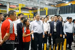 Le secrétaire général du Parti communiste et président Tô Lâm visite le modèle d’usine pour les technologies de production avancées de Singapour. Photo : VNA