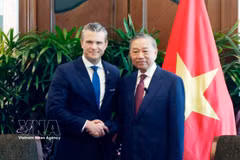 Le secrétaire général du Parti communiste du Vietnam et président de la République, Tô Lâm (droite), et le secrétaire américain à la Guerre Pete Hegseth. Photo : VNA