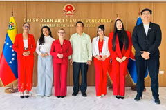 L'ambassadeur Vu Trung My pose pour une photo commémorative avec des représentants des étudiants vénézuéliens. (Photo : VNA)