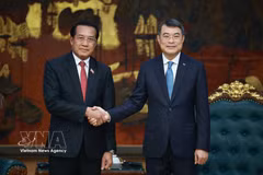 Le Premier ministre Lê Minh Hung (droite) et Vanhxay Phongsavanh, membre du Bureau politique, secrétaire du Comité central du Parti populaire révolutionnaire lao, président de la Commission centrale de contrôle, inspecteur général d’État et président du Comité central de pilotage de la prévention et de la lutte contre la corruption du Laos. Photo : VNA