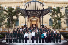 Le secrétaire général du Parti communiste du Vietnam et président de la République, Tô Lâm, et des délégués de l’Association des anciens Jeunes volontaires du Vietnam. Photo : VNA