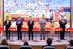 Les dirigeants de C.P. Vietnam et les délégués lors de la cérémonie annonçant l’exportation du premier lot de viande de poulet transformée du Vietnam vers le marché sud-coréen. Photo : VNA
