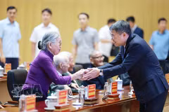 Le Premier ministre Lê Minh Hung avec des membres vétérans du Parti du Comité du Parti de la ville de Hai Phong. Photo : VNA