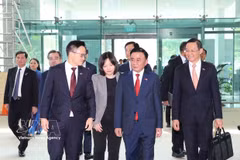 Le permanent du Secrétariat du CC du PCV Trân Câm Tu termine sa visite officielle à Singapour. Photo : VNA