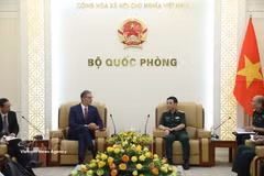 Le général Phan Van Giang, membre du Bureau politique, secrétaire adjoint de la Commission militaire centrale, vice-Premier ministre et ministre de la Défense et ’ambassadeur de France au Vietnam, Olivier Brochet. Photo : VNA