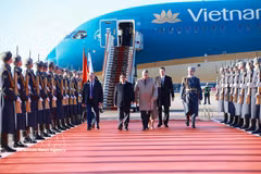 La cérémonie officielle d’accueil du Premier ministre Pham Minh Chinh s’est tenue solennellement à l’aéroport international Vnukovo 2. Photo : VNA