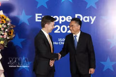 Le vice-président permanent du Comité populaire de Hô Chi Minh-Ville, Nguyen Loc Ha, (à droite) et l'ambassadeur Julien Guerrier, chef de la délégation de l'Union européenne (UE) au Vietnam. Photo : VNA