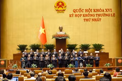 Le président de l’Assemblée nationale, Trân Thanh Mân, avec des représentants de l’Organisation des parlementaires d’amitié du Vietnam de la 16e législature et des délégués internationaux. Photo : VNA