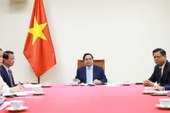 Le Premier ministre Pham Minh Chinh (Centre) s’entretient par téléphone avec le remier ministre et ministre des Affaires étrangères de l’État du Qatar, Sheikh Mohammed bin Abdulrahman bin Jasim Al-Thani. Photo : VNA