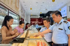 Inspecteurs du marché lors d'un contrôle de routine dans un magasin d'or de l'arrondissement de Cầu Giấy, Hà Nội. Photo / VNA