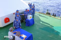 Des membres d'équipage à bord d'un navire en service dans la zone spéciale de Con Dao votent (Photo : VNA)