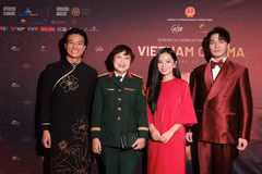 Le réalisateur Dang Thai Huyen (deuxième à partir de la gauche) et les acteurs de « Pluie rouge». (Photo courtoisie de la VFDA)