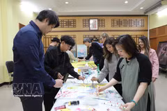 Dans le cadre des activités marquant le 50e anniversaire de l’établissement des relations diplomatiques Vietnam-Thaïlande, l’ambassade du Vietnam en Thaïlande a organisé, dans l’après-midi du 24 mai 2026, un programme d’échanges culturels et artistiques entre des peintres des deux pays afin de renforcer l’amitié et de promouvoir la diplomatie culturelle entre les deux nations. Photo : VNA 
