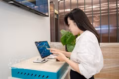 Les clients peuvent effectuer des transactions numériques en toute autonomie, ce qui leur permet de gagner du temps et de simplifier les démarches. Photo : VNA