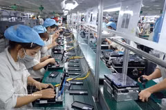 Assemblage de composants électroniques pour téléphones portables chez Handanbi Vina Co., Ltd., dans la zone industrielle de Diem Thuy, province de Thai Nguyen. Photo : VNA