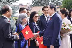 Le président de l'Assemblée nationale, Tran Thanh Man, et son épouse, Nguyen Thi Thanh Nga, ont rencontré la communauté vietnamienne en Suisse le 27 juillet (heure locale) à Genève. Photo : VNA