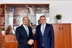 L’ambassadeur du Vietnam en Hongrie, Bui Le Thai (gauche) et Le professeur Csaba Gyuricza. Photo : VNA