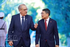 Le Premier ministre Lê Minh Hung (droite) et le président suisse Guy Parmelin. Photo : VNA
