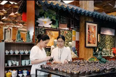 L’espace d’exposition des produits du village de poterie de Bat Trang, à Hanoï, attire de nombreux visiteurs venus découvrir ses créations et son savoir-faire. Photo : qdnd.vn
