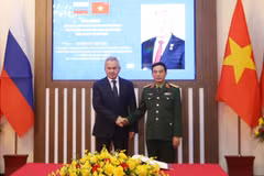 Le général Phan Van Giang, membre du Bureau politique, secrétaire adjoint de la Commission militaire centrale et ministre de la Défense, (droite) et le secrétaire du Conseil de sécurité de la Fédération de Russie, Sergueï Choïgou. Photo : VNA