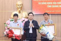 Le président du Comité populaire de la province de Quang Ngai, Nguyên Hoàng Giang, remet la Médaille du Courage du Président de la République à deux citoyens de Ly Son. Photo : VNA