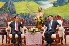 Le ministre des Affaires étrangères, Le Hoai Trung, envoyé spécial du secrétaire général du Comité central du Parti communiste du Vietnam (PCV), To Lam, (gauche) et le secrétaire général du Comité central du PRPL et président du Laos, Thongloun Sisoulith. Photo : VNA