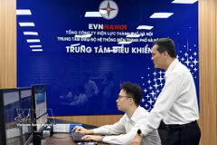 Une équipe de permanence au centre de conduite, où est supervisé l’ensemble du fonctionnement du réseau électrique d’EVNHANOI. Photo : VNA