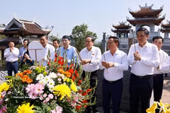 Le président de l’Assemblée nationale Trân Thanh Mân rend hommage au Président Hô Chi Minh au temple Chung Son, dédié à ses ancêtres. Photo : VNA