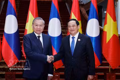 Le 1er décembre 2025 après-midi, à Vientiane, le secrétaire général To Lam a rencontré le Premier ministre lao Sonexay Siphandone. Photo : VNA
