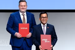 Des représentants de Vietjet et de Satair procèdent à l’échange d’un protocole d’accord stratégique visant à renforcer leur coopération dans les domaines des chaînes d’approvisionnement aéronautiques, de la gestion des matériaux et des solutions de soutien aux opérations et à la maintenance des aéronefs. Photo : VNA