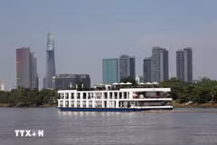 Un bateau de croisière de luxe transporte des touristes à la découverte de Hô Chi Minh-Ville sur la rivière de Saïgon. Photo : VNA