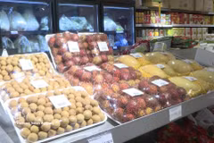 Des fruits frais vietnamiens vendus dans un supermarché en France. Photo d’illustration : correspondant de la VNA en France