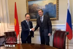 Le professeur-docteur Trân Hông Thai, président de l’Académie des sciences et des technologies du Vietnam, et Artyom Zassourky, vice-président chargé des activités internationales du groupe public AFK Sistema. Photo : VNA
