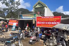 Au carrefour Roi à Tan Ky, des centaines de motos font la queue chaque jour, attendant patiemment leur tour pour être soignées. (Photo : VNA)