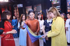 Mme Ngô Phuong Ly et Mme Maricel Cohen de Mulino découvrent la culture des ethnies minoritaires du Vietnam au Temple de la Littérature – Quoc Tu Giam. Photo : VNA