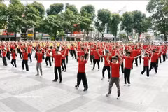 Une prestation collective réunissant 500 étudiants à Hô Chi Minh-Ville, dans le cadre de la cinquième étape du périple. Photo : VNA