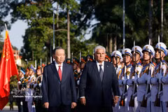 Le secrétaire général du Comité central du Parti communiste du Vietnam (PCV) et président, To Lam (gauche) et le président panaméen José Raúl Mulino. Photo : VNA