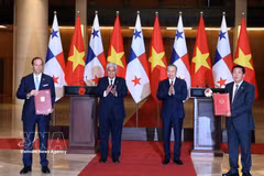 Lors de la cérémonie d’échange de documents de coopération entre des ministères et organismes des deux pays. Photo : VNA