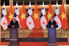 Le secrétaire général du PCV et président Tô Lâm et le président panaméen rencontrent la presse. Photo : VNA