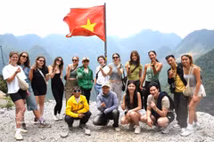 Un groupe de touristes internationaux pose pour une photo-souvenir sur le plateau karstique de Đông Van. Photo : VNA